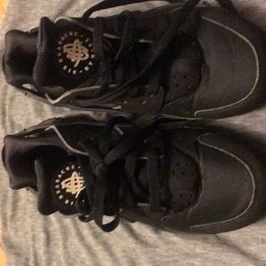 Nike Shoes - Men Nike black huaraches ,comes in original box Nike Shoes - Men Nike black huaraches ,comes in original box
